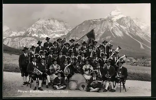 AK Tirol, Trachtenkapelle Bürger-Musikkapelle Ehrwald mit Instrumenten u. Fahne