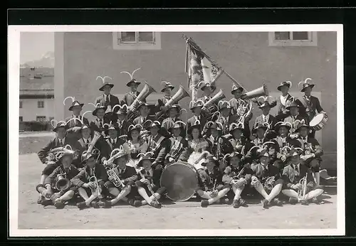 Foto-AK Ehrwald, Bürger-Musikkapelle mit Fahne