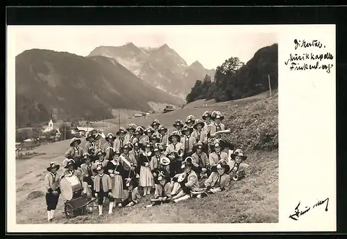 AK Finkenberg, Trachtenkapelle vor Orts- und Bergpanorama
