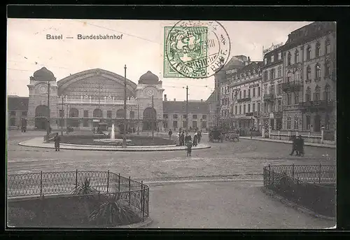 AK Basel, Bundesbahnhof mit Strasse und Springbrunnen