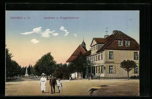 AK Seesen a. H., Apotheke und Kriegerdenkmal, Passanten