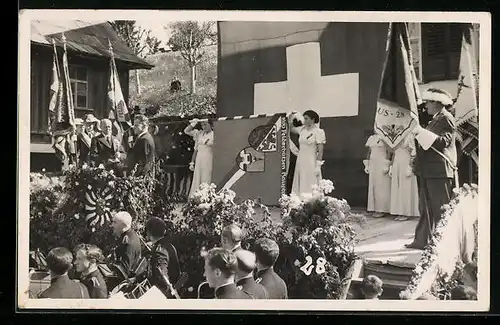 Foto-AK Hauptwil, Festveranstaltung der Feldschützen, Bühne mit Fahnen und Wappenbild, Publikum
