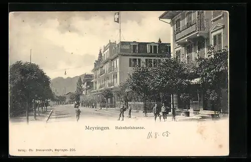 AK Meyringen, Bahnhofstrasse mit Haus Brünig und Knabengruppe