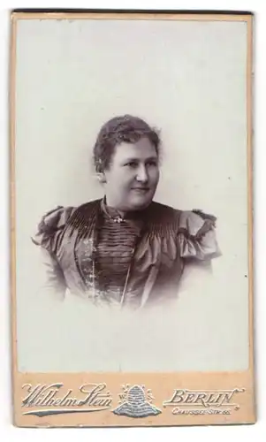 Fotografie Wilhelm Stein, Berlin, Chausee-Str. 66, feine Dame in bester Kleidung
