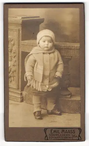 Fotografie Emil Maass, Schneeberg i. Sa., süsses Kleinkind gewappnet für die Kälte