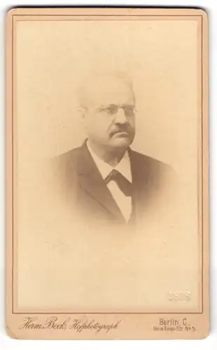 Fotografie Herm. Bock, Berlin C., Neue-Ross-Str. 5, ernster Herr mit Brille und Schnurrbart