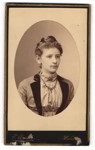 Fotografie Ernst Queck, Weimar, Seminarstrasse 6, hübsche Dame in bester Garderobe