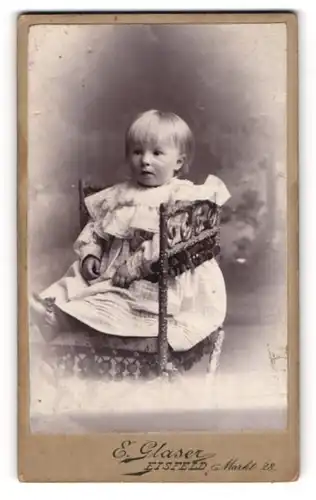 Fotografie E. Glaser, Eisfeld, Markt 28, junges Mädchen in kariertem Kleid