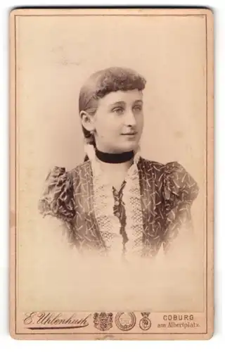 Fotografie E. Uhlenhuth, Coburg, am Albertplatz, hübsche junge Dame mit Zopffrisur