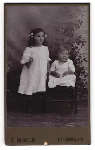Fotografie J. Grünwald, Benediktbeuern, junges Schwesternpärchen in weissen Kleidern