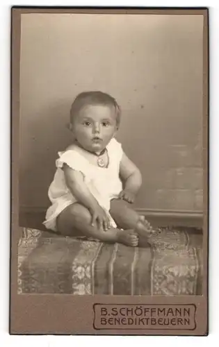 Fotografie B. Schöffmann. Benediktbeuern, Kleinkind mit Medallion