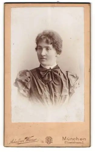 Fotografie Adalbert Werner, München, Elisenstrasse 7, bürgerliche Dame mit kurzem Haar und grosser Schleife