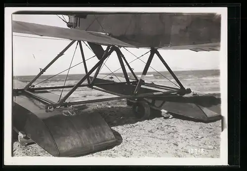 Fotografie M. Rol, Paris, Ansicht Marseille, Wasserflugzeuges Albatros von Helmut Hirth am Strand