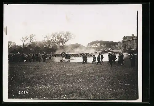 Fotografie M. Rol, Paris, Ansicht Marseille, Rauchender Start eines frühen Flugzeuges