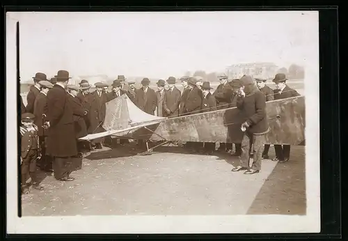 Fotografie M. Branger, Paris, Herrschaften und Pilot begutachten Heck des Flugzeuges