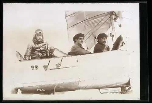 Fotografie M. Branger, Paris, Ansicht Reims, Pilot Derôme und zwei Passagiere im Flugzeug