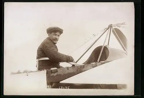 Fotografie M. Branger, Paris, Pilot Jules Védrines eines frühen Flugzeuges im Cockpit