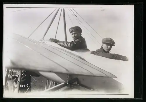 Fotografie M. Rol, Paris, Ansicht Buc, Pilot Louis Blériot in einem frühen Flugzeug, Aerodrome de Buc