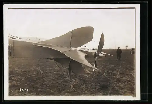 Fotografie M. Rol, Paris, Leitwerk eines Flugzeuges mit Heckpropeller