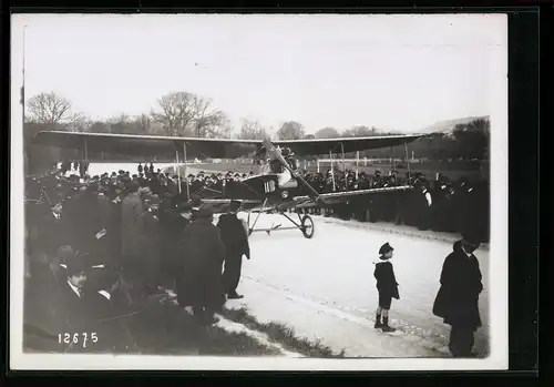 Fotografie M. Rol, Paris, Ansicht Marseille, Flugzeug Albatros mit Pilot Hirth am Start der Rally de Monaco