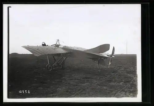 Fotografie M. Rol, Paris, Ansicht Buc, Frühes Flugzeug Gnome 70 HP mit Heckpropeller