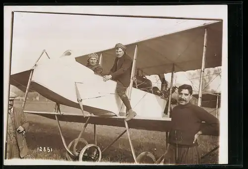 Fotografie M. Rol, Paris, Ansicht Marseille, Pilot H. Farman in seinem Flugzeug