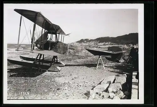 Fotografie M. Rol, Paris, Ansicht Marseille, Wasserflugzeug Albatros am Strand