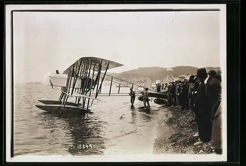 Fotografie M. Rol, Paris, Ansicht Marseille, Pilot H. Farman in einem frühen Wasserflugzeug, 1914