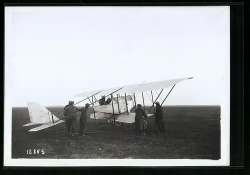 Fotografie M. Rol, Paris, Ansicht Étampes, Pilot Poulet macht sein Flugzeug Caudron Startklar, 1914