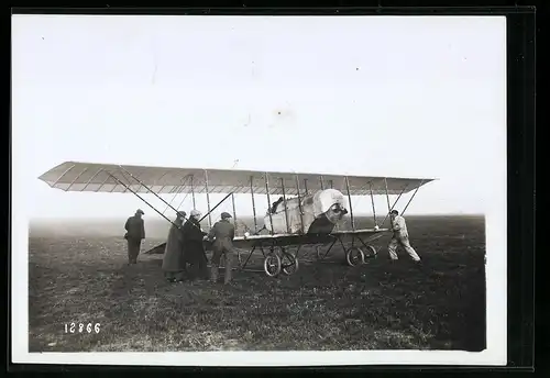 Fotografie M. Rol, Paris, Ansicht Etampes, Goulet mit Caodron Doppeldeckerflugzeug beim Start, 1914