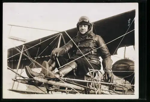 Fotografie M. Rol, Paris, Ansicht Etampes, Pilot L. van Meyer eines frühen Flugzeuges in voller Fliegermontur