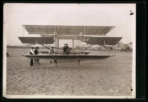 Fotografie M. Branger, Paris, Frühes Flugzeug mit Drei Flügeln und Pilot M. Boutarie