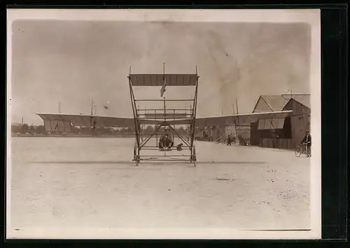 Fotografie M. Branger, Paris, Frühes Flugzeug Gnom50 HP mit seinem Pilot am Boden