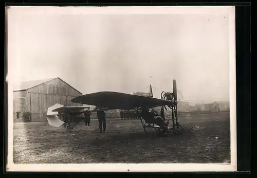 Fotografie M. Branger, Paris, Frühes Eindecker Flugzeug Botty mit Flieger vor einer Scheune