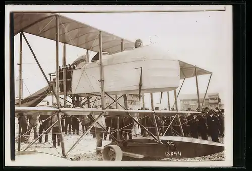 Fotografie M. Rol, Paris, Ansicht Marseille, Renaux et M. Farman avant son depart pour Monaco, Flugzeug