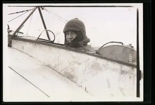 Fotografie M. Rol, Paris, Ansicht Marseille, Pilot in Schutzkleidung im Cockpit