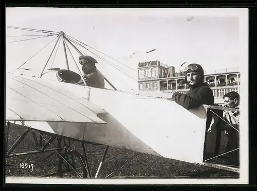 Fotografie M. Rol, Paris, Ansicht Buc, Pilot und Passagier mit Fliegerbrillen im Flugzeug