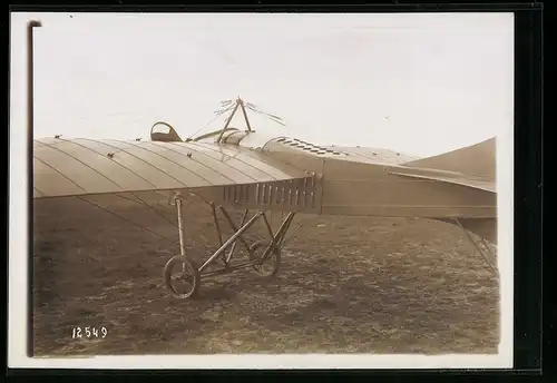 Fotografie Frühes Eindeckerflugzeug Ruby am Boden, 1914