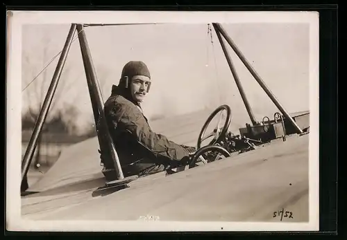 Fotografie M. Branger, Paris, Pilote M. Robert de Lesseps am Steuer seines Flugzeuges, Eindecker