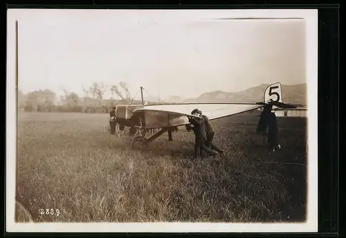 Fotografie M. Rol, Paris, Ansicht Marseille, Flugzeug wird zum Start gerollt