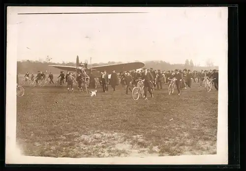 Fotografie rapid, Paris, Schaulustige umringen ein frühes Flugzeug von Emil Dubounet