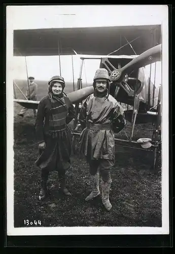 Fotografie M. Rol, Paris, Pilot Pelletier in Ölzeug neben Madame Cayat de Castella, Flugzeug