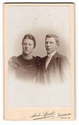 Fotografie Andr. Specht, Flensburg, Holm 12, Junges Paar in hübscher Kleidung