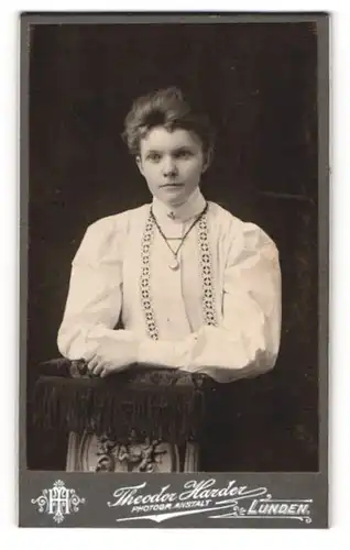 Fotografie Theodor Harder, Lunden, Wilhelmstrasse, Junge Dame in Bluse mit Halskette