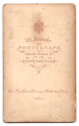 Fotografie W. Kröncke, Grevesmühlen, Lübsche-Str. 34, Junger Herr im Anzug mit Fliege