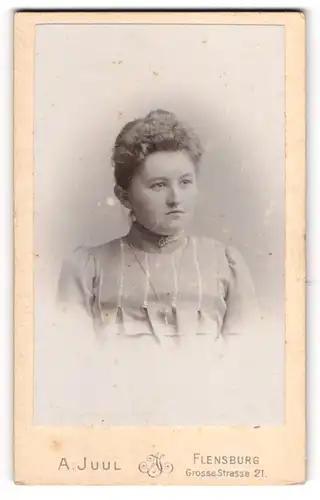 Fotografie A. Juul, Flensburg, Grosse Str. 21, Junge Dame mit zurückgebundenem Haar
