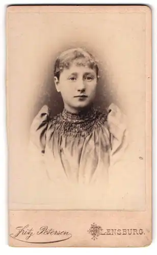 Fotografie Fritz Petersen, Flensburg, Am Südermarkt, Junge Dame mit zurückgebundenem Haar