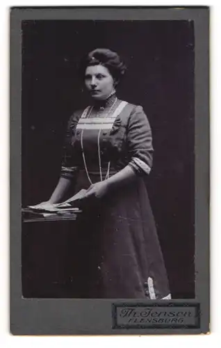 Fotografie Th. Jensen, Flensburg, Norderhofenden 15, Junge Dame im modischen Kleid