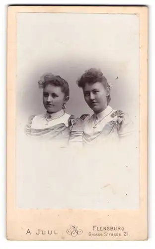 Fotografie A. Juul, Flensburg, Grosse Str. 21, Zwei junge Damen im Kleid mit Kreuzkette
