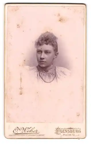Fotografie O. Weber, Flensburg, Holm 12, Junge Dame mit Kragenbrosche und Halskette
